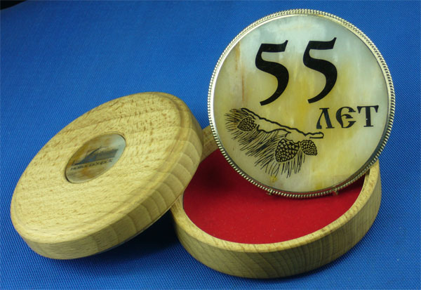 Медаль из белоречита. Диаметр медали 60 мм.